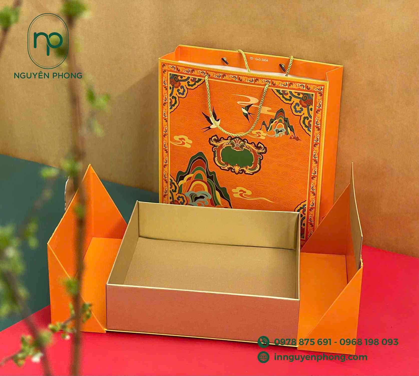 Màu sắc túi giấy tạo cảm giác vui tươi và ấm áp